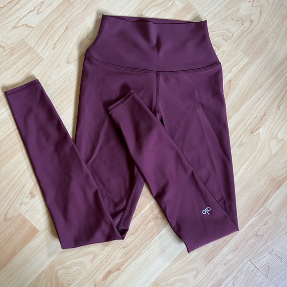Alo Airbrush Legging in Black Cherry - Picture 5 of 6